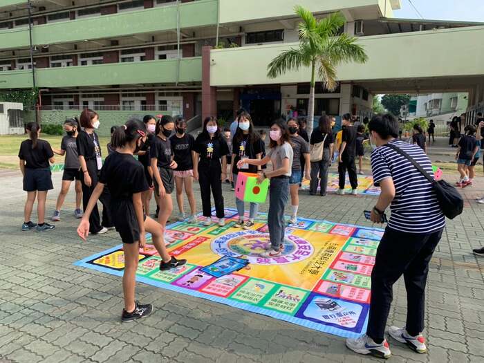 大手牽小手 南應大攜手安慶國小[ 交通大富翁」遊戲