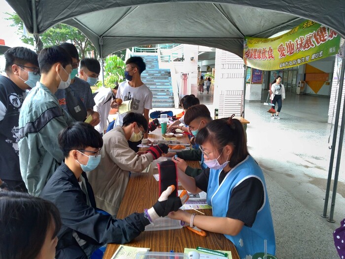 青年學子樂齡體驗-體驗年邁老人肢體不便及視力改變圖片